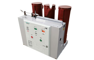 vs1戶(hù)內真空斷路器具備滅弧電壓低、滅弧能力強、分斷速度快、開(kāi)斷容量大、使用期長(cháng)、適應頻繁操作等特性，在供電系統中逐漸替代了其他類(lèi)型開(kāi)關(guān)，獲得了普遍的運用。但真空斷路器在開(kāi)斷過(guò)程中會(huì )形成過(guò)電壓，若在運作中錯誤操作，也會(huì )導致斷路器發(fā)生爆炸等事故，給生產(chǎn)安全帶來(lái)重大影響。因而需根據過(guò)電壓的類(lèi)型采取相應的措施，以降低過(guò)電壓的形成和減少過(guò)電壓的數值，除真空斷路器生產(chǎn)制造工藝層面的問(wèn)題外，能夠加裝保護器以更改負荷參數，進(jìn)而達到目地。